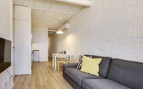 Sunny Apartments Close To Park Gueell